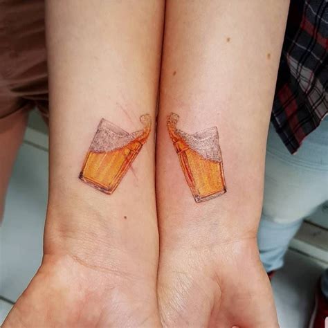 tatuajes de amigas copa de vino|Las 10 mejores ideas e inspiración sobre tatuajes copas de vino。